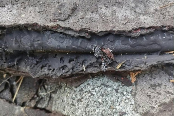 Teerpappe oder Bitumen? So erkennen Sie den Unterschied
